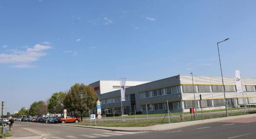 Gyárban dolgozik? Így apadna a fizetése a Tisza-adótól