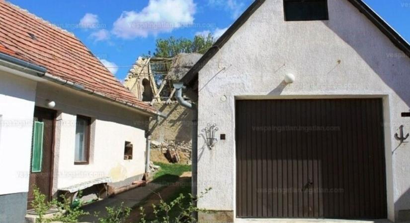 Meglepően olcsó ház került piacra Balatonfüreden, három kilométerre a parttól