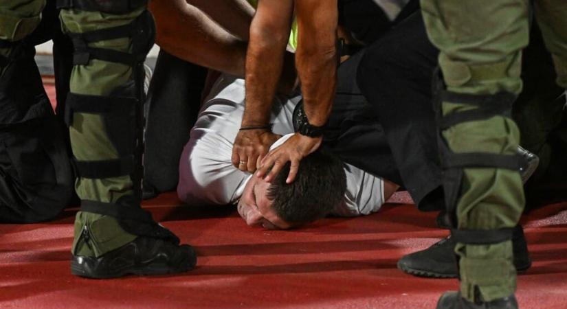 Vucicot szidta a szerb drukkerek egy része, fekete pólós szerbek verték össze őket a szektorukban