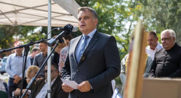 Latorcai Csaba: A kereszt lelki, közösségi tartóoszlop