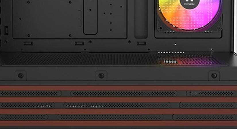 Félkörpanorámás Thermaltake ház, ezúttal faberakással