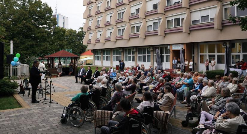 Ünnepelt a Kálóczy téri idősotthon - fotók