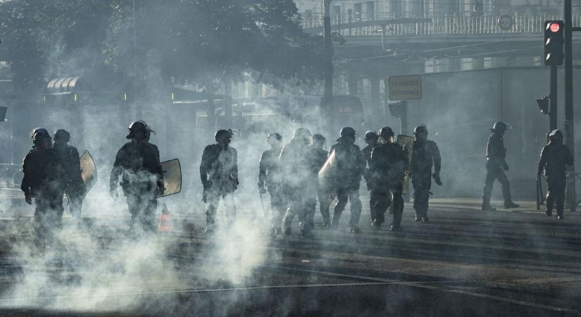 Tömegek harsogják Párizsban: „Macron mondjon le!” – rombolnak, gyújtogatnak a francia tüntetők