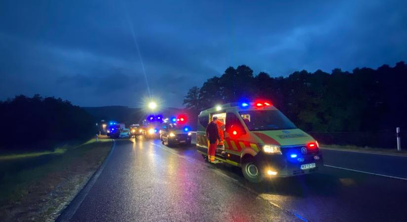 Teljes útzár! Újabb, ezúttal súlyos baleset Zalában, mentők, tűzoltók, rendőrök a helyszínen