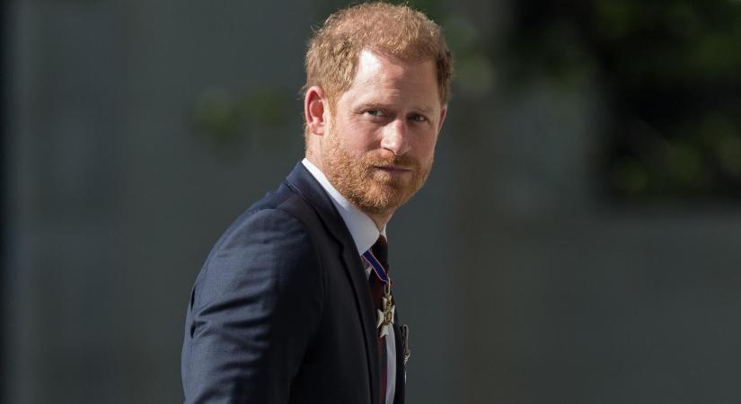 Harry herceg másfél év után meglátogatta apját, III. Károlyt