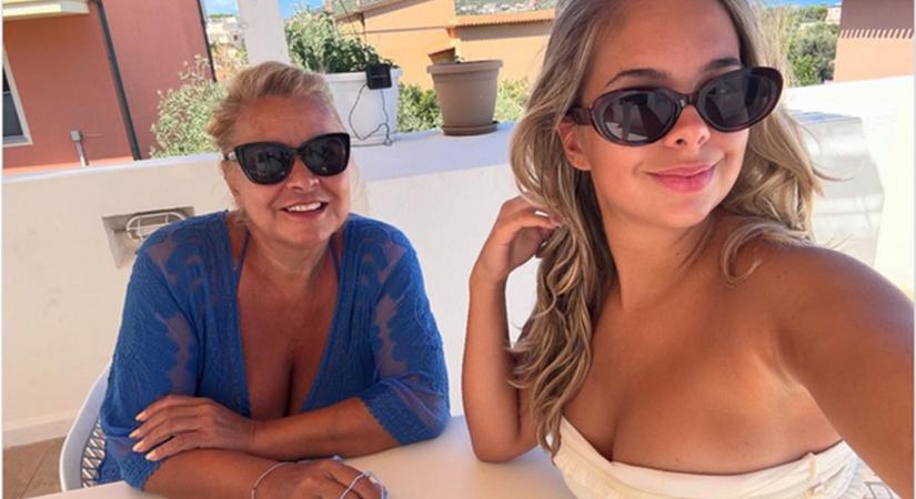 Szulák Andrea és lánya bikinis képen