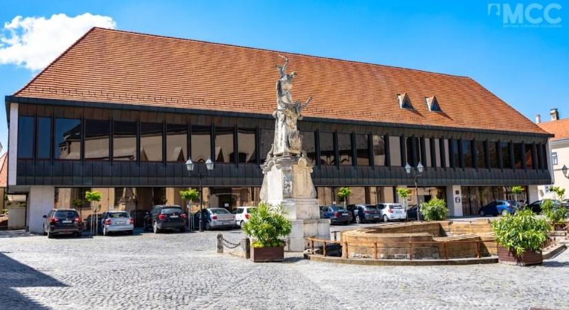 Az elmúlt napokban politikai támadás érte az MCC győri közösségét