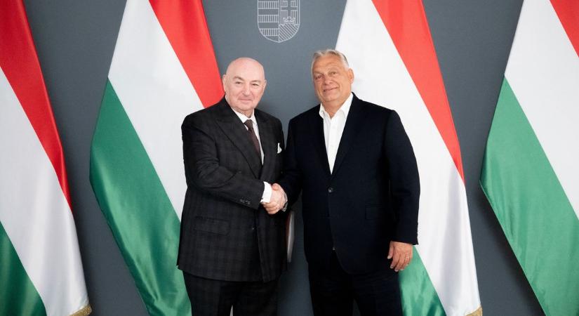 Nehéz napja van Orbán Viktornak: csak a kormányülés szünetében tudott tárgyalni az EU második legfontosabb vezetőjével – és még várt rá valaki