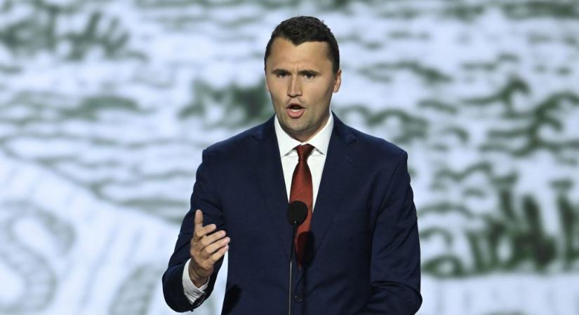 Merényletben meghalt Charlie Kirk szélsőjobboldali influenszer