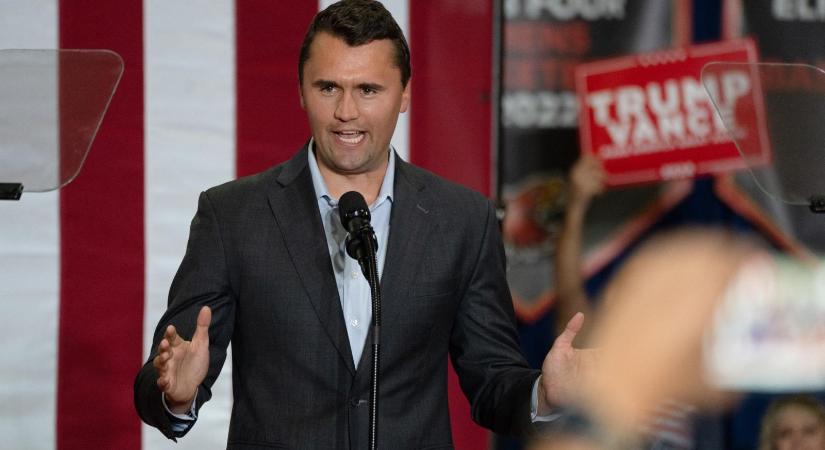 Belehalt sérülésébe Charlie Kirk influenszer, Donald Trump egyik fő szövetségese, akit egy egyetemi rendezvényen lőttek le