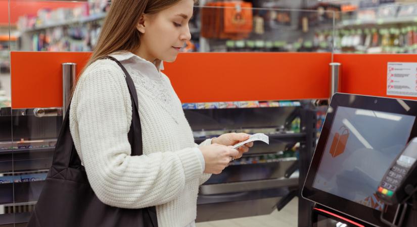 Pofátlanul verik át az önkiszolgáló kasszákat a vásárlók, de ezért már helyszíni bírság is járhat