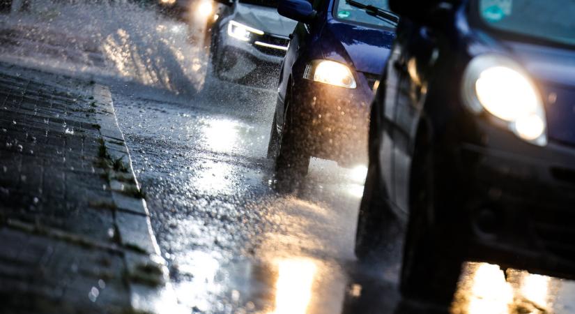 Csaknem a fél országra kiadták a figyelmeztetést, áztató esővel és erős széllel jöhetnek a zivatarok