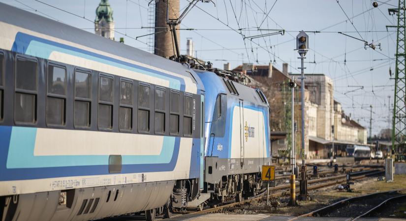 Már éjszaka is hosszabb menetidő várható a győri vasútvonalon is