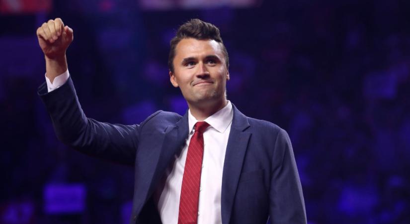 Nagy erőkkel keresik Charlie Kirk gyilkosát, egy fekete ruhás fegyverest