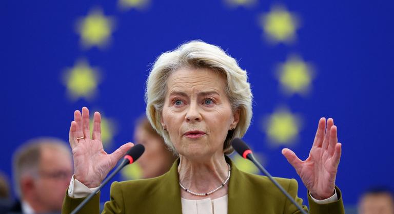 Egymás torkának estek a parlamentben a képviselők, jobbról, balról támadták Ursula von der Leyent