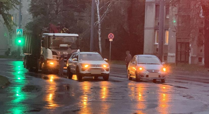Kamion és két személyautó ütközött a forgalmas debreceni útszakaszon - fotókkal