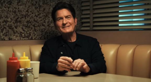 Charlie Sheen drogokról és botrányokról vall új memoárjában és a Netflixen