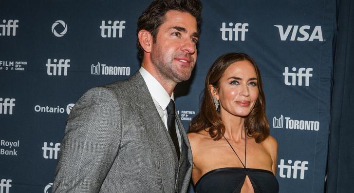 Ritkán látott lányaival mutatkozott Emily Blunt és John Krasinski