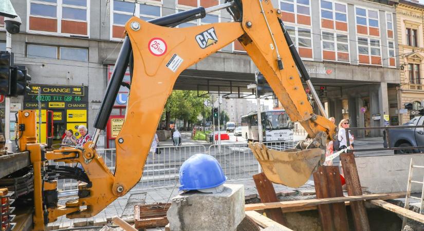 Félpályás útlezárás a Centrumnál: torlódás várható Miskolcon csütörtök reggel