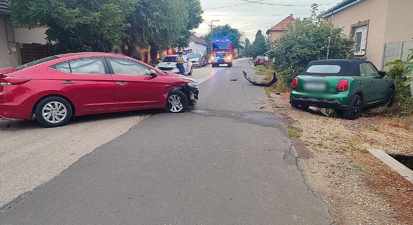 Karambol Kiszomboron: két autó ütközött össze és egy parkoló kocsi is megrongálódott – galériával
