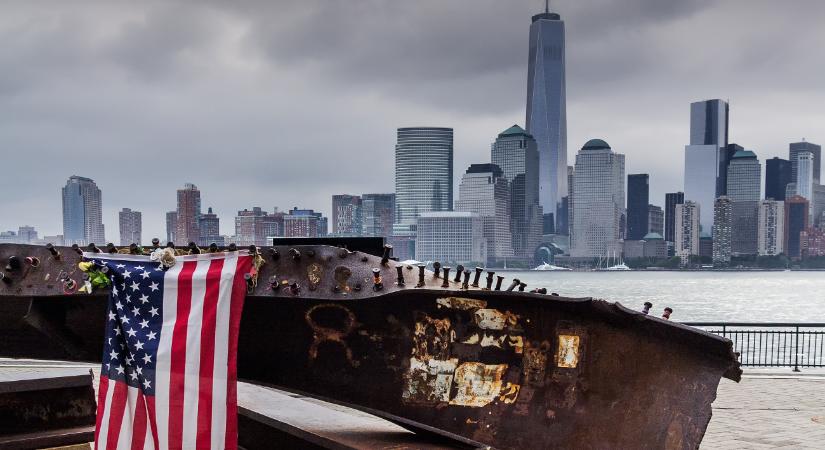 Így emlékezik Amerika a napra, ami mindent megváltoztatott: 24 éve történt a New York-i terrortámadás