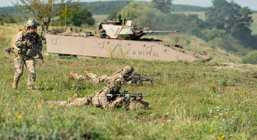 Elfogadás előtt a törvénytervezet: katonai szolgálat önkéntes alapon