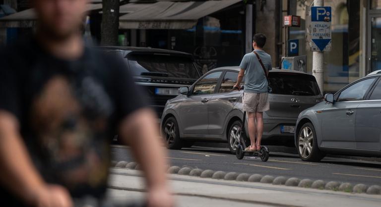Elektromos rollereket tiltó tábla érkezhet az új KRESZ-be