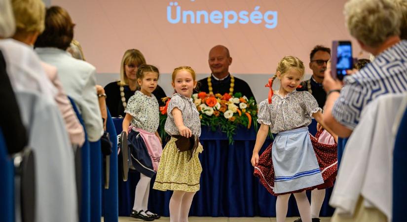 Hála és tisztelet - emlékdiplomát kaptak a több évtizede végzett óvodapedagógusok