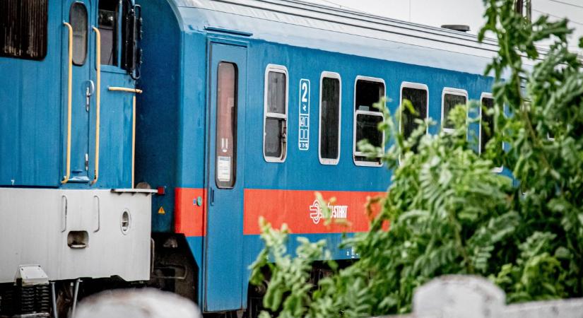 Kellemetlen meglepetés az esőben: egy miskolci személyvonatról kellett leszállniuk az utasoknak