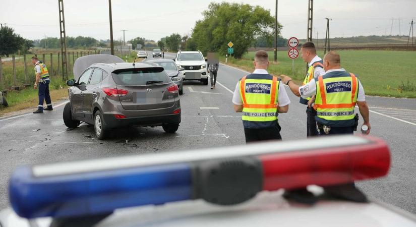 Fotókon a roncsok és a törmelék, ezért rohant egymásba 4 autó a 3-as főúton