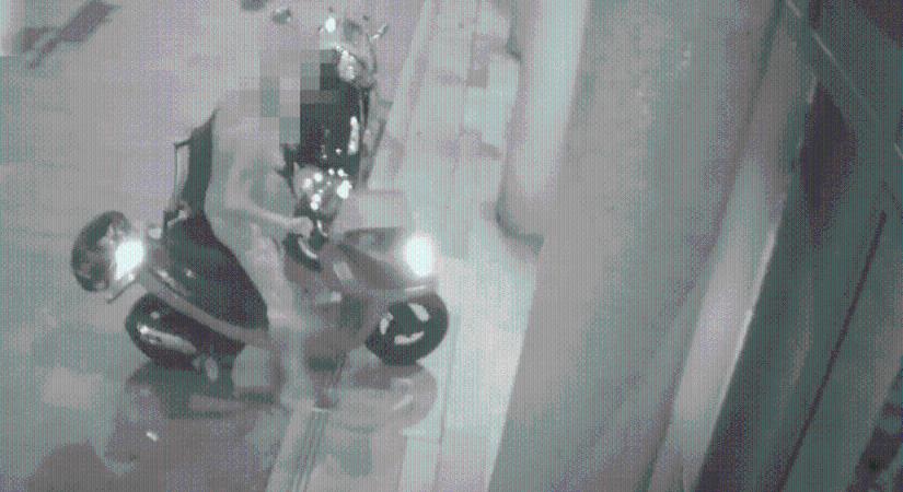 Robogóval akart betörni a Fővárosi Ügyészség épületébe, miután internetes agresszióval gyanúsították meg