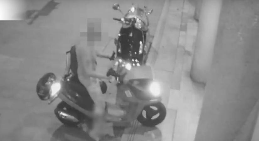 Robogóval akart nekimenni az ügyészség épületének, majd élő adásban fenyegette az ügyészeket – videó