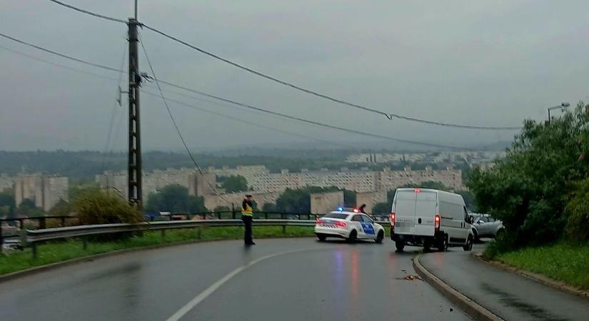 Özönlenek a balesetekről szóló hírek – a Hideg soron frontális ütközés történt (fotók!)