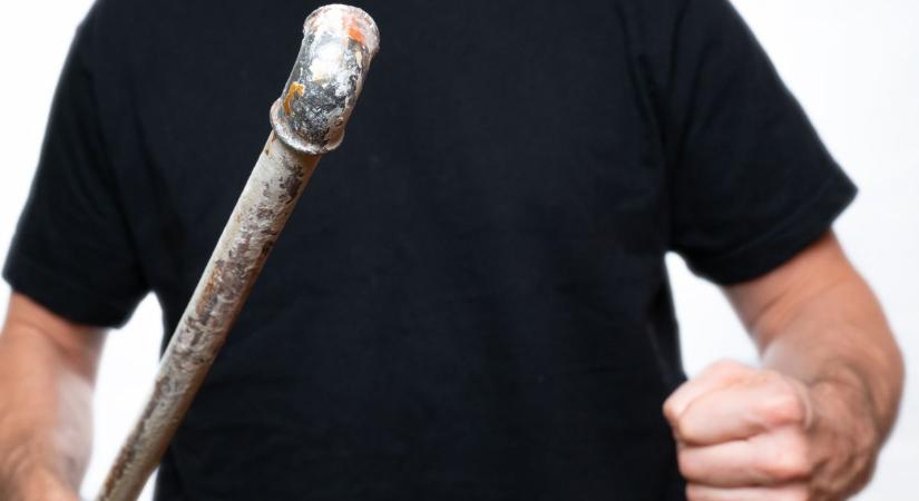 Vascsővel kergette az utcán apósát a frissen szabadult halasi férfi