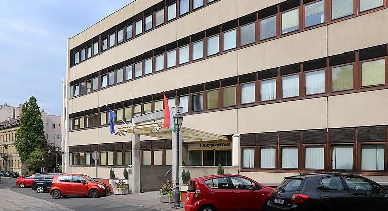 Hat bank az Alkotmánybírósághoz fordul a kamatstop miatt