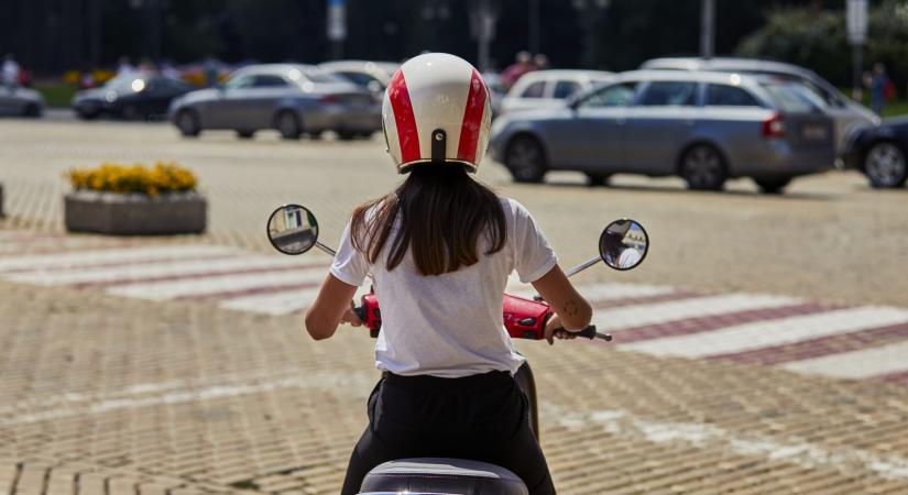 Robogóval támadta meg egy nő az ügyészség épületét Budapesten, letartóztatták