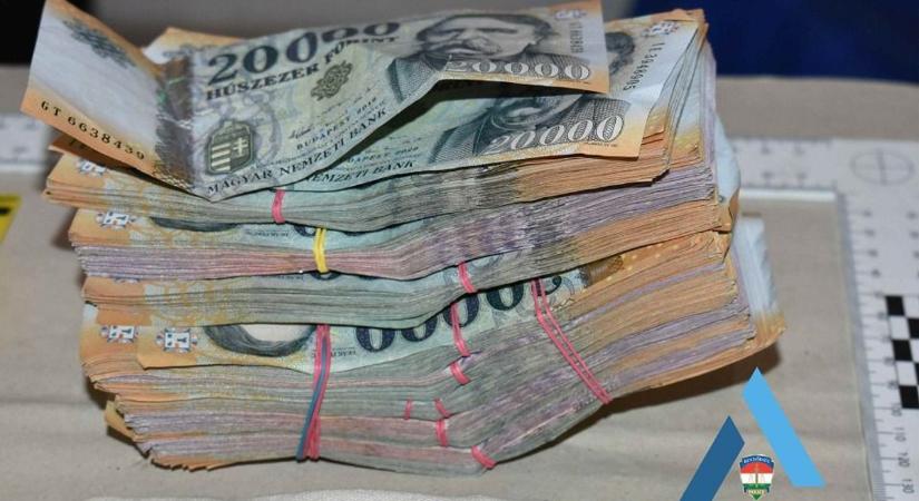 Saját magát buktatta le: milliók és három kiló kokain a tatabányai férfinál