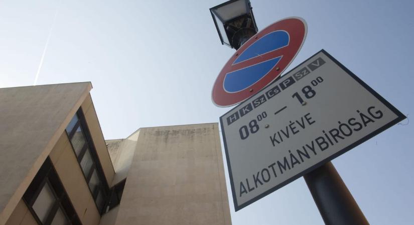 Több bank is csatlakozott az OTP-hez, hogy kimondassák az Alkotmánybírósággal: alaptörvény-ellenes a kamatstop újabb meghosszabbítása