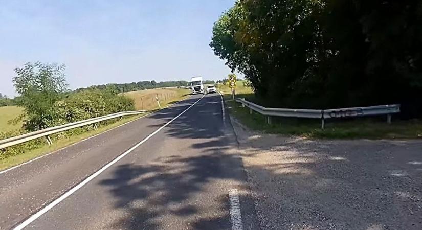 Luxusautó előzött záróvonalnál a 82-esen, pechjére pont a motorosrendőrök előtt - videó