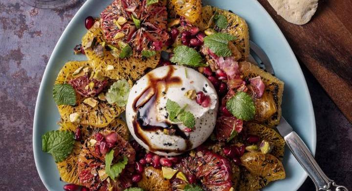 Krémes burrata friss, roppanós gyümölcsökkel: könnyű vacsora