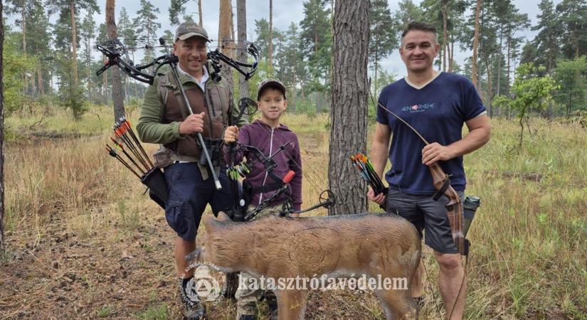 Íjászok lepték el az erdőt Cseresznyéspusztánál (fotók)