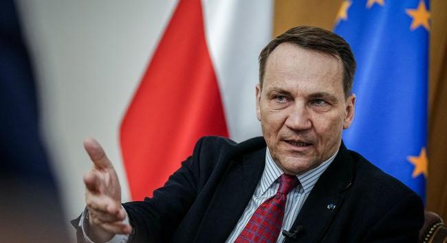 Sikorski szerint a NATO még nem hozott döntést az orosz célpontok lelövéséről Ukrajna fölött