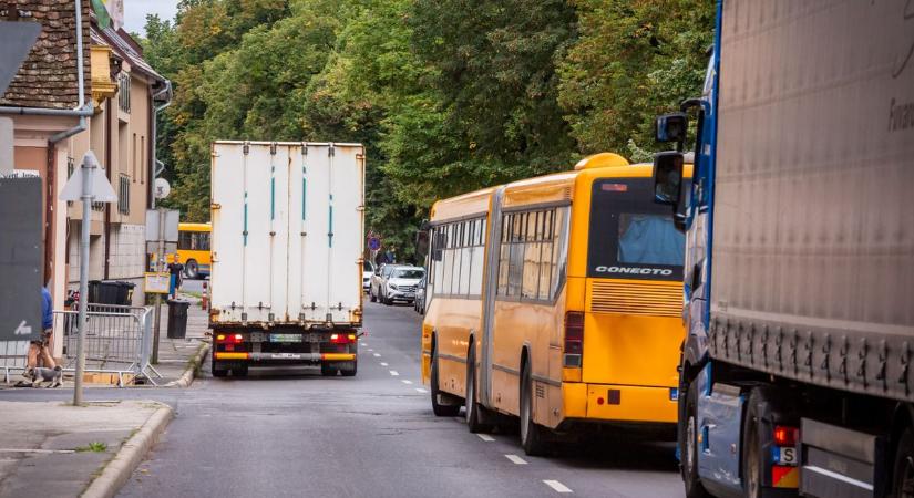 Közlekedési káoszt okozott egy busz a zalai városban (galéria)