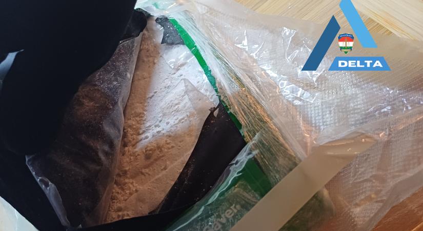 Behatoltak a rendőrök egy őrjöngő férfihez, váratlanul 100 millió forintnyi kokaint találtak