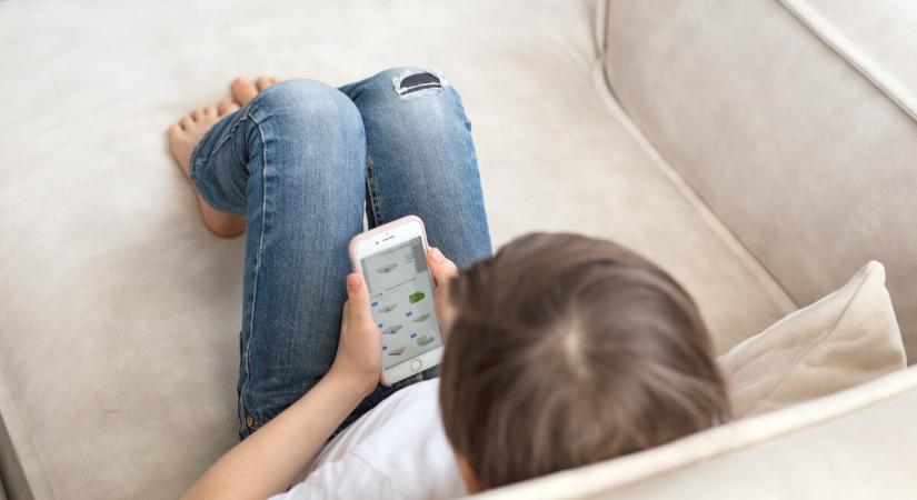 A GVH Digitális Tudatosság Programja segít felismerni a reklámtrükköket, kiemelten védi a gyermekeket
