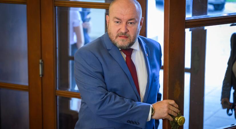 Huliak aggódik Orbán Viktor Nagy-Magyarországot ábrázoló sálja miatt, szerinte kötelező katonaságra van szükség