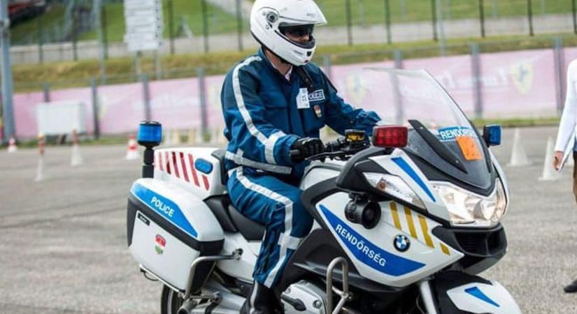 Motoros rendőr segített a bajba jutott apának Szekszárdon