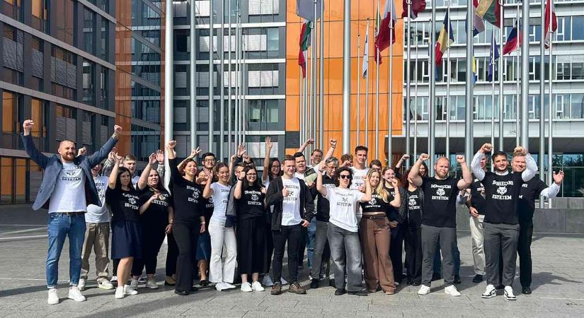 Elegük lett a magyar egyetemistáknak: felvonultak Luxemburgban a brüsszeli "einstand" ellen – tíz ügyvéd várta őket