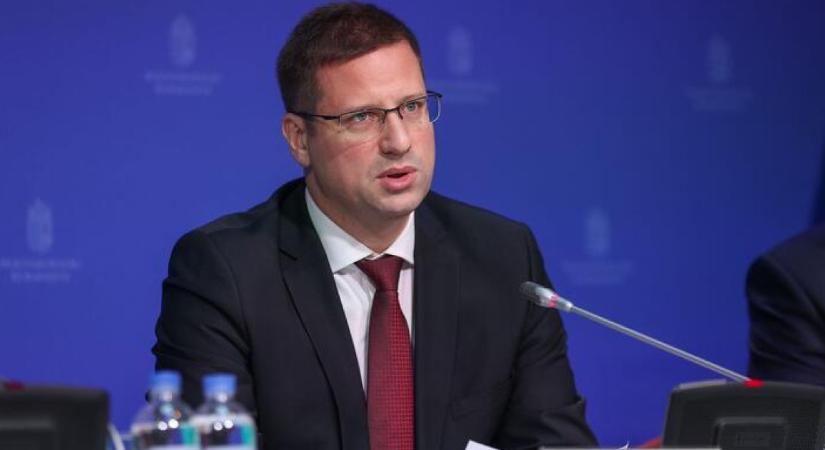 „Az Európai Unió zsarol minket” – jelentette ki Gulyás Gergely