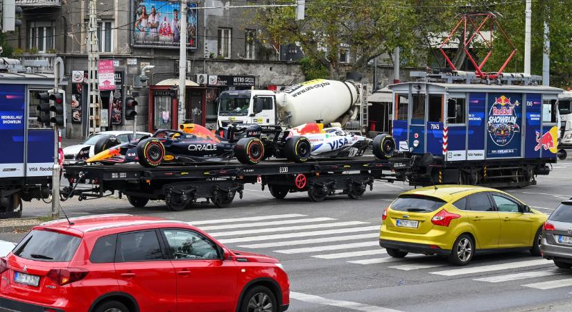 Forma-1-es villamosok hasítanak Budapesten